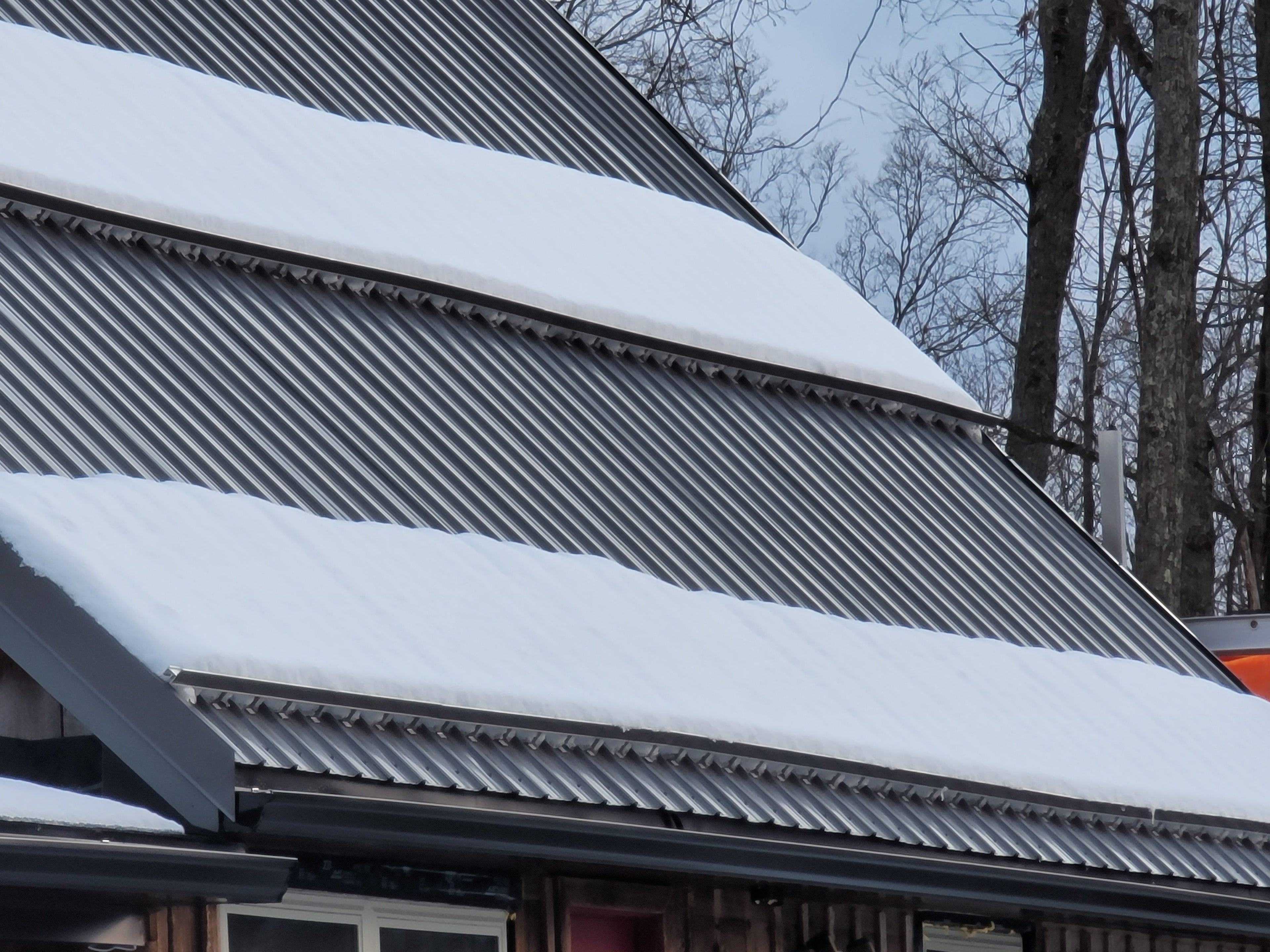 Système de rétention de neige à visser ColorBar pour toitures métalliques – Barre à neige en aluminium robuste