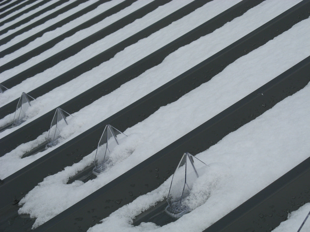 Dispositifs antichute de neige SnowBreaker 25 à fixation adhésive pour toitures métalliques